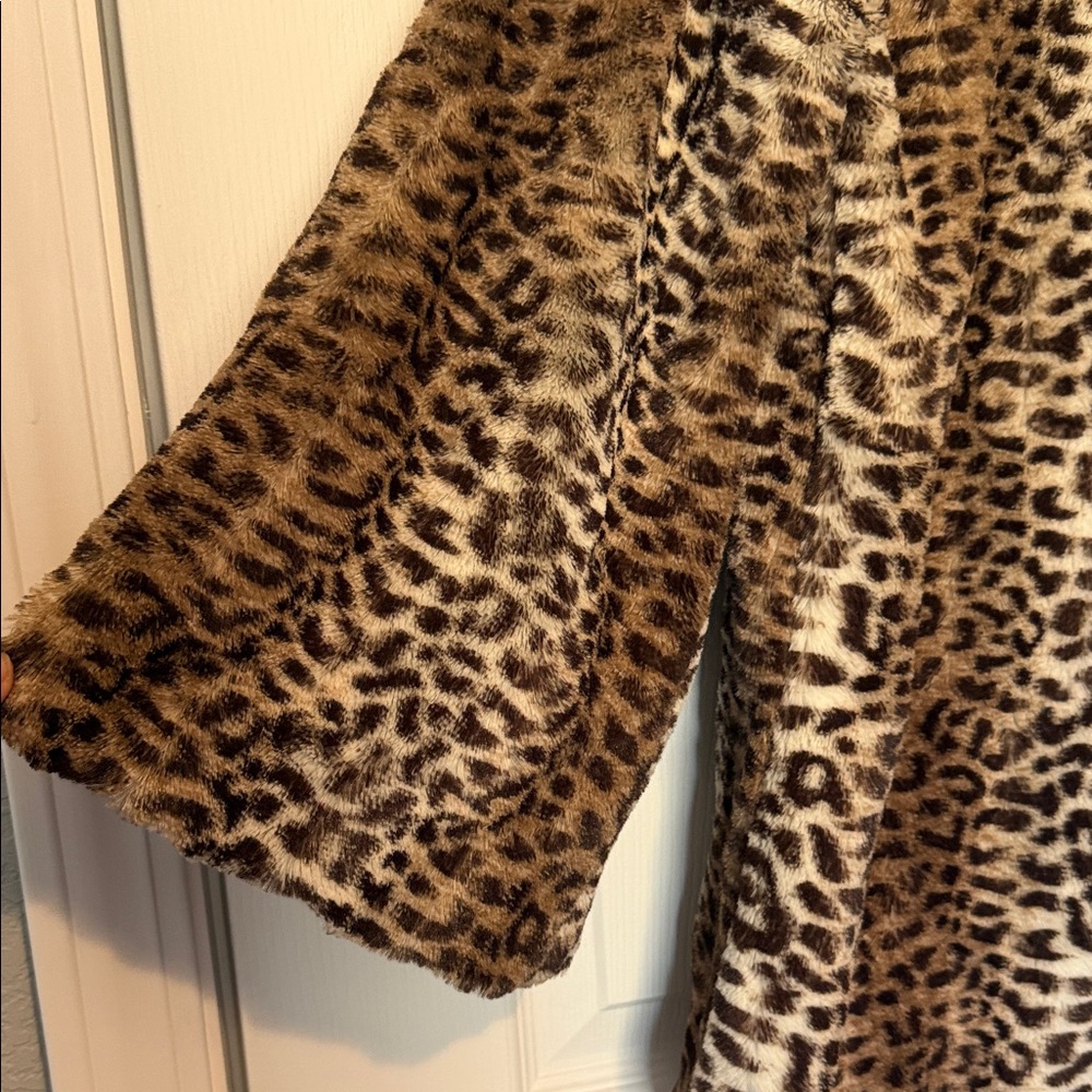 Leopard Print Faux Fur Light Jacket - Picture 2 of 6